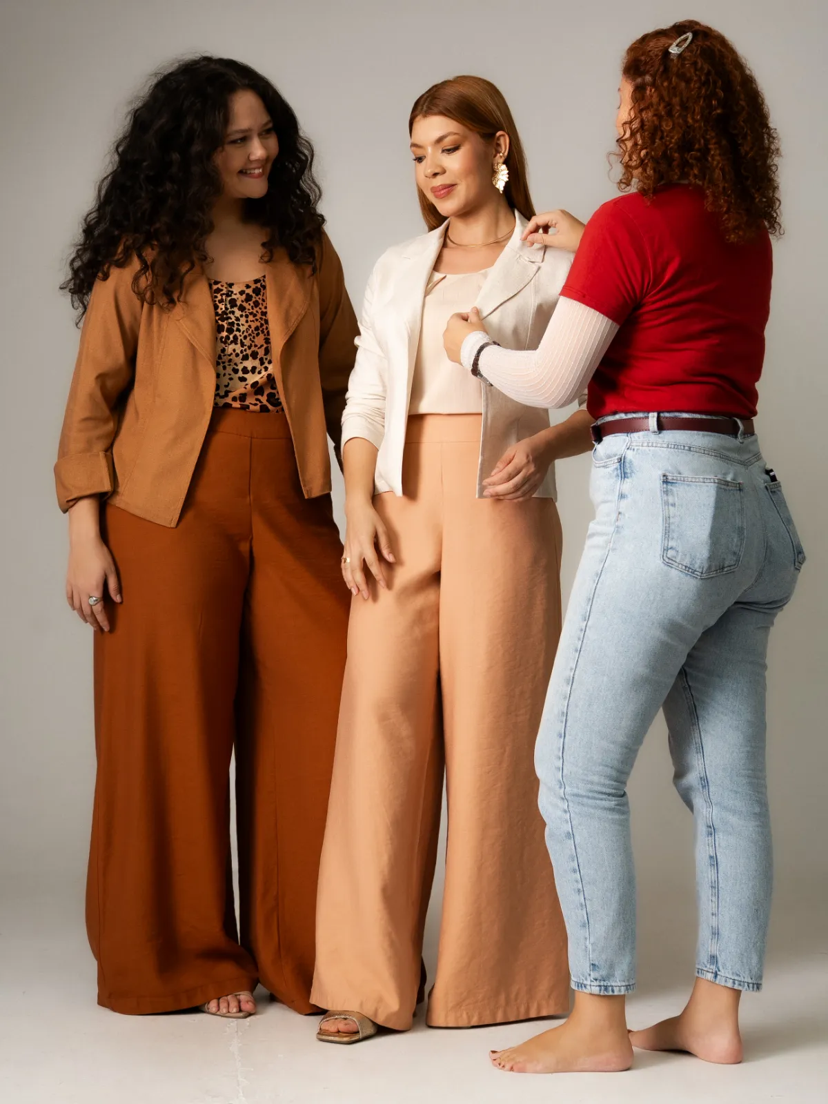 Três modelos vestindo peças da Liss Moda