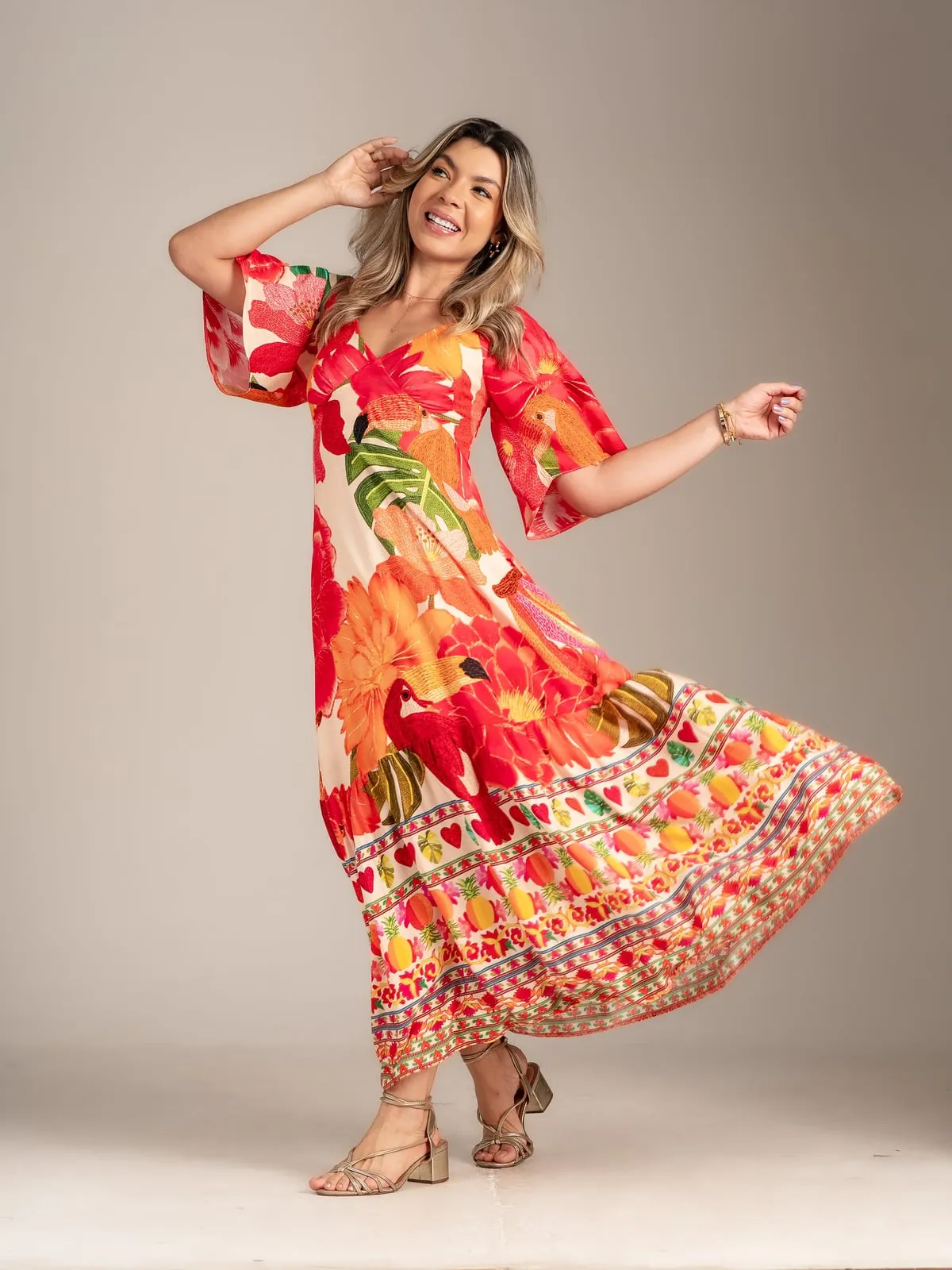Modelo girando com vestido longo estampado