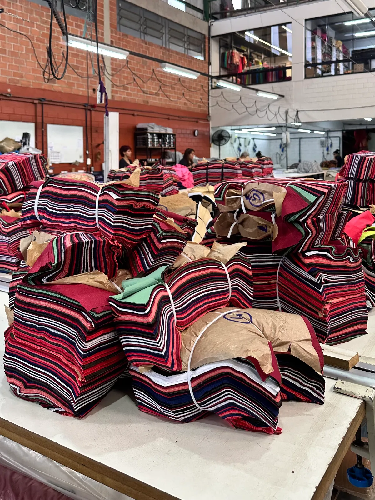 Pilhas de peças cortadas sobre a mesa